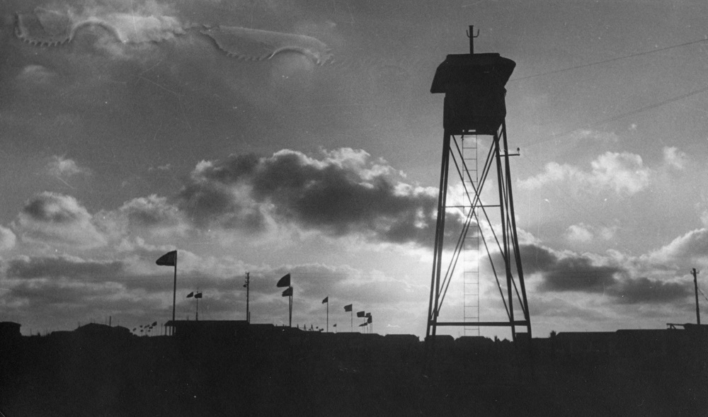 מגדל שמירה בשולי קיבוץ נירים, 1951 (משוער). (PHYW\685949)