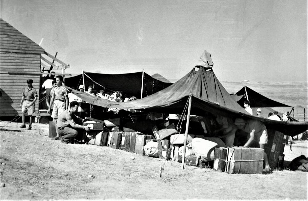 העלייה לקרקע לקיבוץ מפלסים לאחר הקמת האוהלים הראשונים, יוני 1949 (NKH\480028)