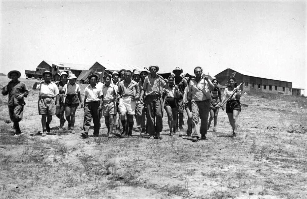 חברי קיבוץ מפלסים יוצאים לעבודה, יוני 1949 (PHKH\1273733)