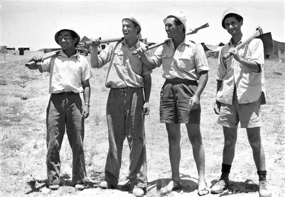 חברי קיבוץ מפלסים יוצאים לעבודה, יוני 1949 (PHKH\1273734)