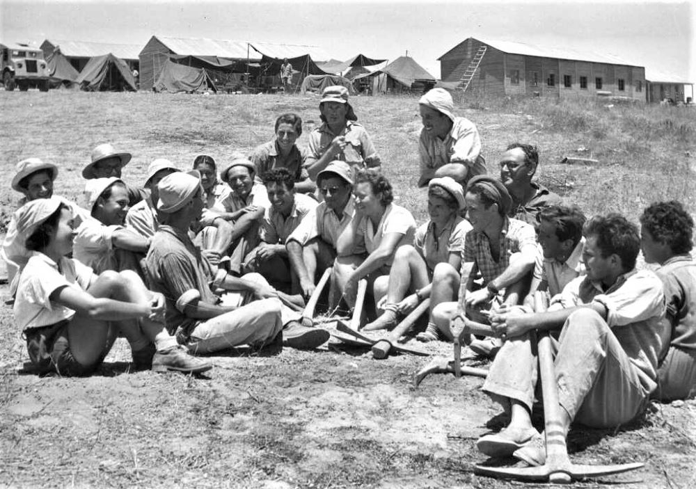 חברי הקבוצה נחים לאחר יום העבודה, יוני 1949. (PHKH\1273735)