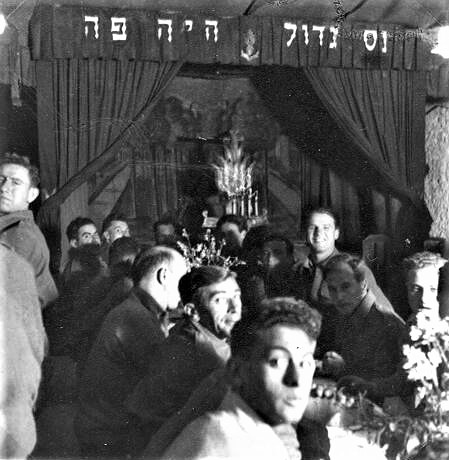 מסיבת חנוכה של חיילי הפלוגה העברית 544 לחשמלאות ולמכונאות, לוב, 1943-1944.
