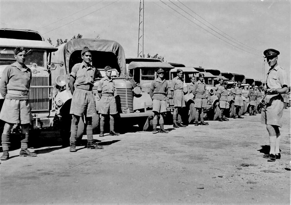 חיילי הפלוגה ה-462 ליד המשאיות