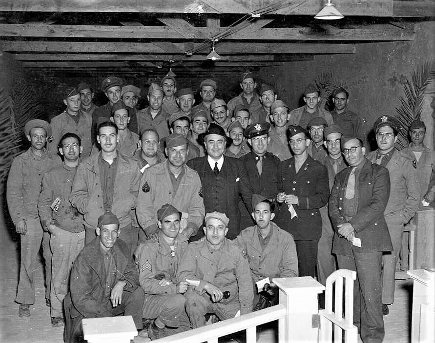 מסיבת חנוכה של חיילים יהודים בצבא ארה"ב ובצבא בריטניה באיראן (פרס), 1944.