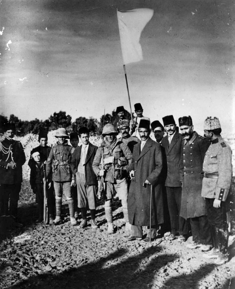 בטקס הכניעה המאולתר, שערכו נציגי הצבא העות'מאני בפני חיילים של הצבא הבריטי, ערב נר ראשון של חנוכה, 1917.