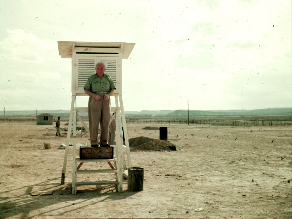 דוד בן־גוריון בוחן את המדדים בתחנת האקלים בשדה בוקר, 1954.