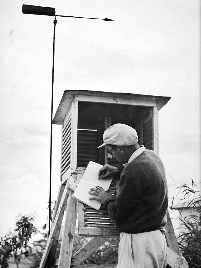 צופה רושם את מדידות הגשם בתחנה המטאורולוגית בבארות יצחק בנגב