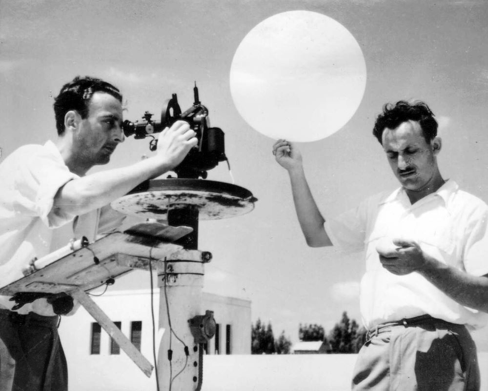 צוות השירות המטאורולוגי משחרר בלון למדידת הרוח, 1955