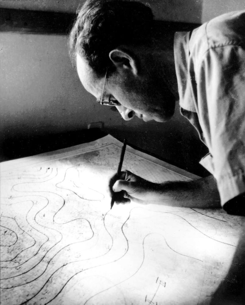 עובד בשירות המטאורולוגי מנתח מפת מזג אוויר, 1955