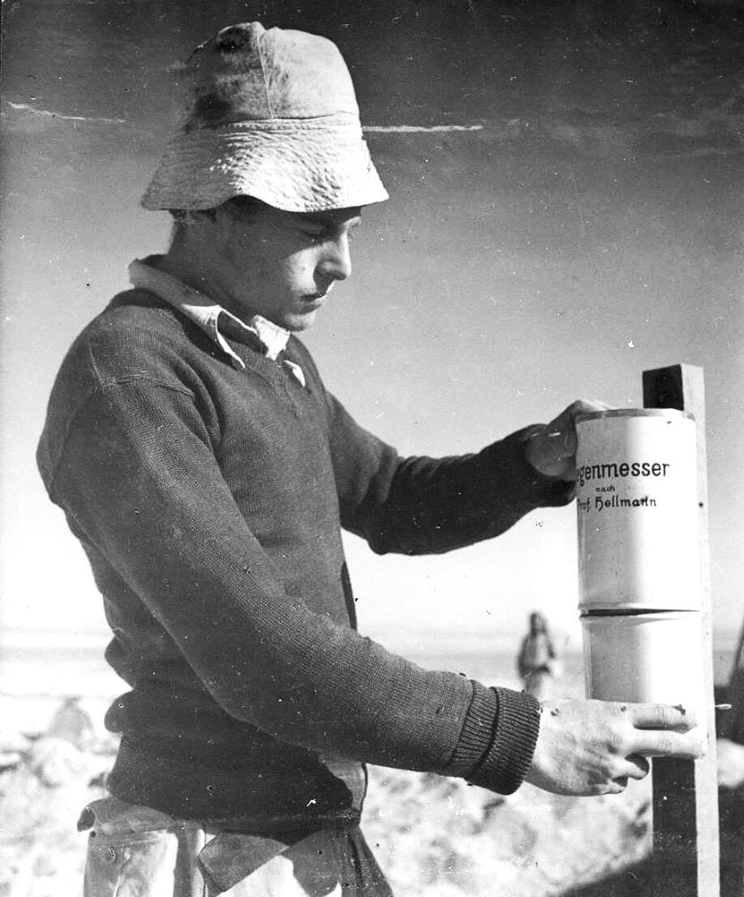 בדיקת מד הגשם במכשיר מסוג הלמן, בית אשל, 1944