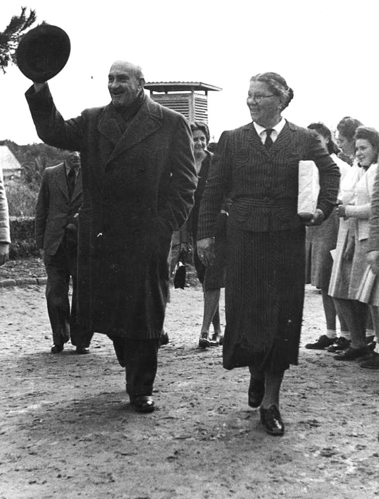 ויצמן פוסע לצד המנהלת עדה פישמן