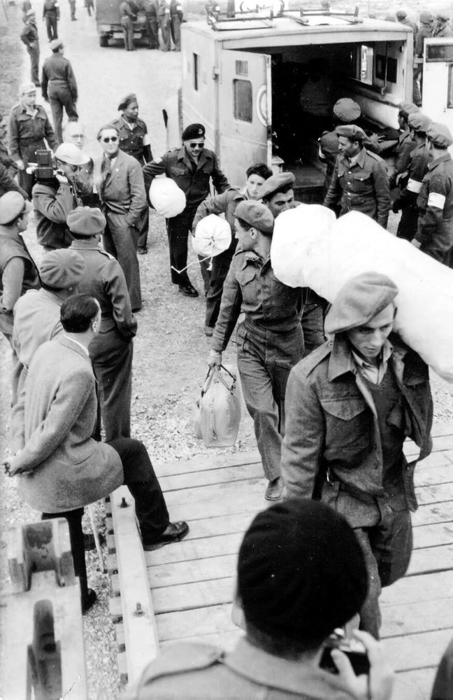 שבויים ישראלים משוחררים ממצרים, בדרכם לצד הישראלי, 1949.