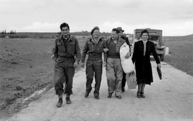 השבויים הישראלים בדרכם מהשיירה המצרית לצד הישראלי, 1949.