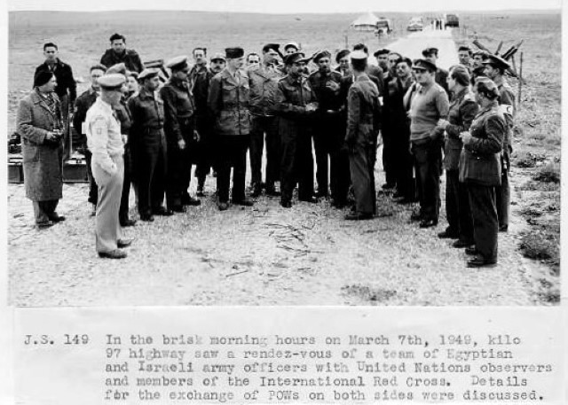 קצינים ישראלים, קצינים מצרים ונציגי הצלב האדום דנים בחילופי שבויים, 1949.