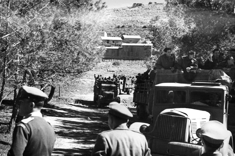 שיירת השבויים הישראלים ששוחררו מירדן מגיעה לקבלת פנים בקריית ענבים, 1949.