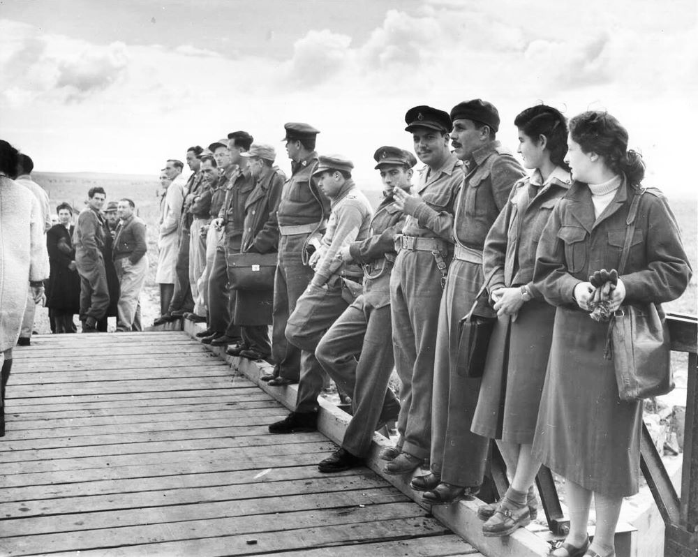 חיילות וחיילים ישראליים ופקידים מצריים ממתינים לחילופי השבויים בין ישראל למצרים, 1949.