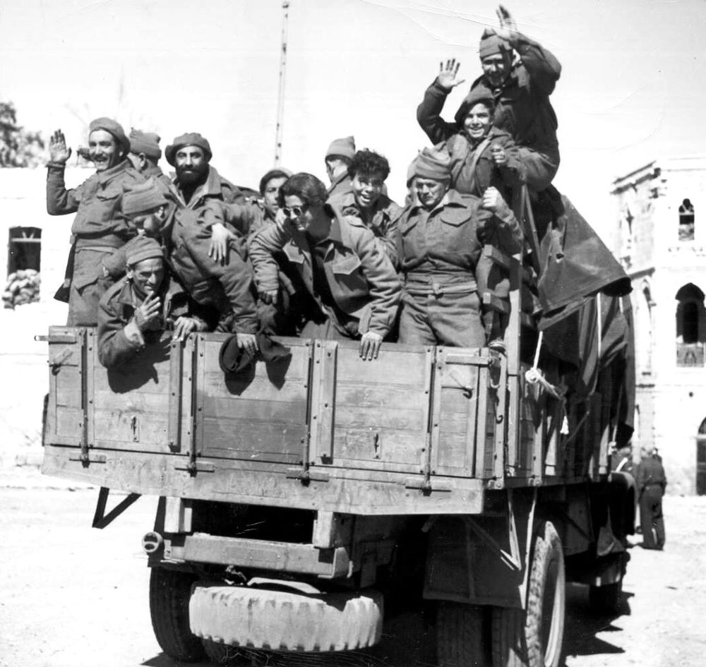 שבויים ישראלים ששוחררו מהשבי הירדני דרך ירושלים, בדרכם הביתה, 1949.