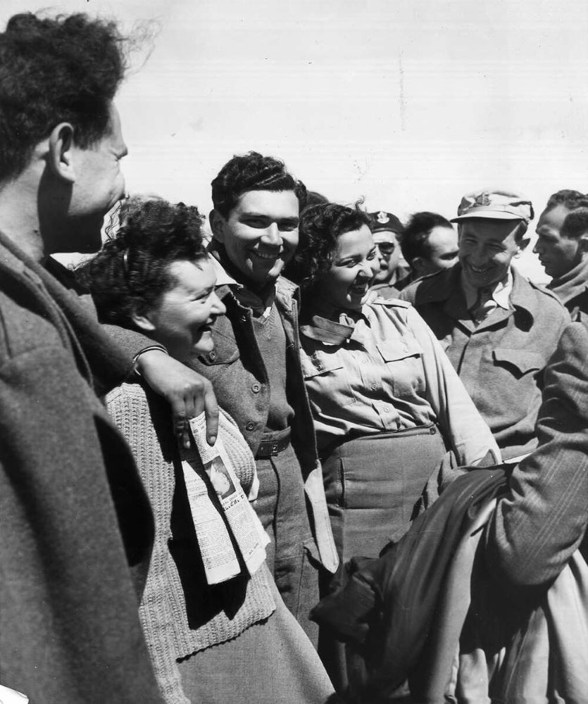 חייל ישראלי ששוחרר מהשבי המצרי, במפגש ראשון עם אשתו ואחותו, 1949.