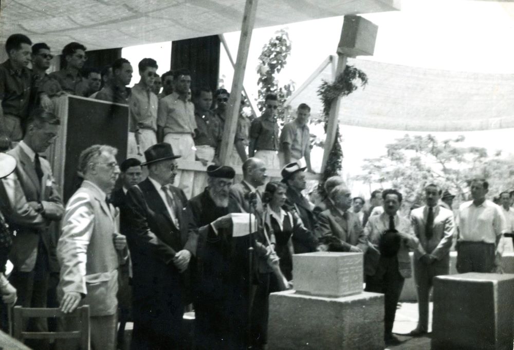 הרב עוזיאל נואם בטקס הנחת אבן הפינה, 3.6.1946
