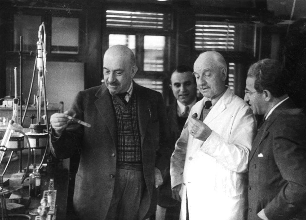פרופסור ויצמן במעבדה במכון זיו ברחובות, 1944