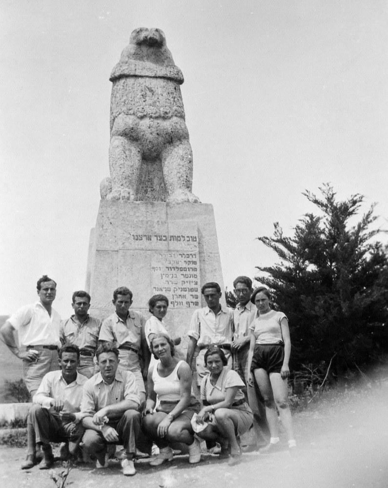 מטיילים מבקרים באנדרטת האריה השואג בתל־חי, אפריל 1936