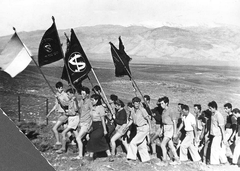 תהלוכת "הנוער העובד" אל מצבת הזיכרון בתל־חי, פברואר 1937