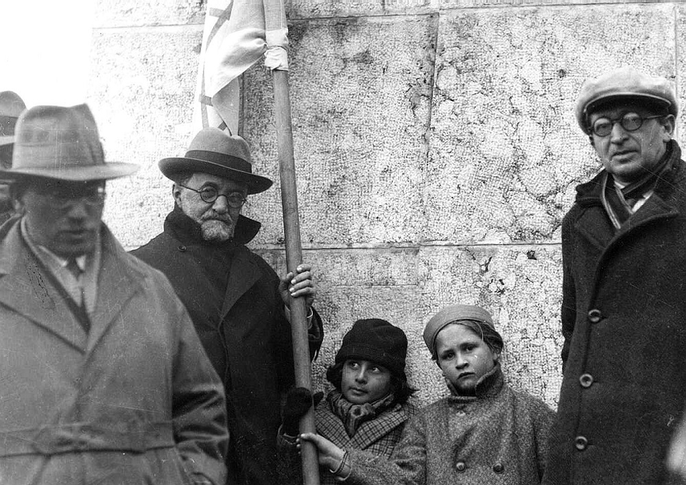 יצחק בן־צבי (מימין), מהוועד הלאומי בטקס גילוי האנדרטה בתל־חי, 1934