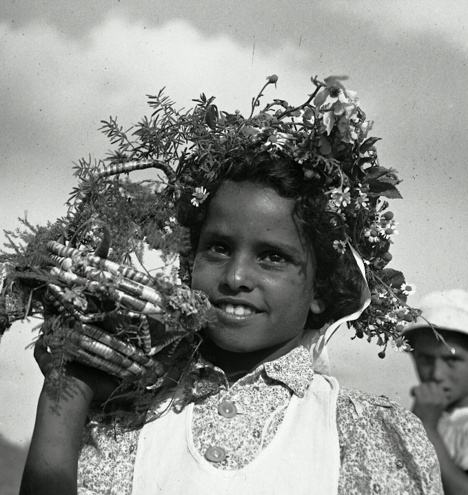 ילדי עולים חוגגים את חג הביכורים בתל אביב (בכפר סלמה הנטוש), 1949. (NKH\457112)