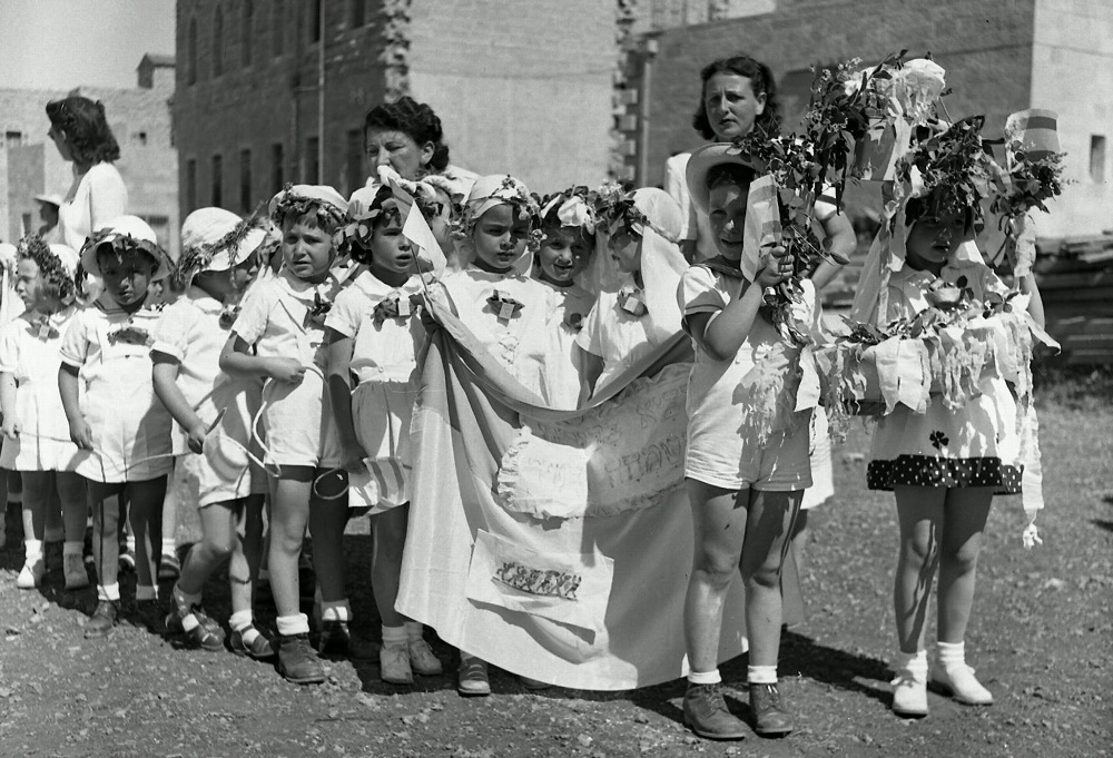 תהלוכת גני הילדים בטקס הבאת הביכורים בחצר המוסדות הלאומיים, ירושלים, 1949. צילום: פריץ שלזינגר (NSC\100321)