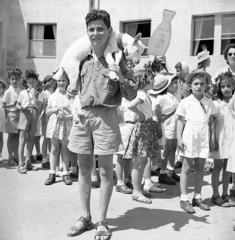 טקס הבאת ביכורים, ירושלים שנות ה-50. צילום: פריץ שלזינגר (NSC\102309)​