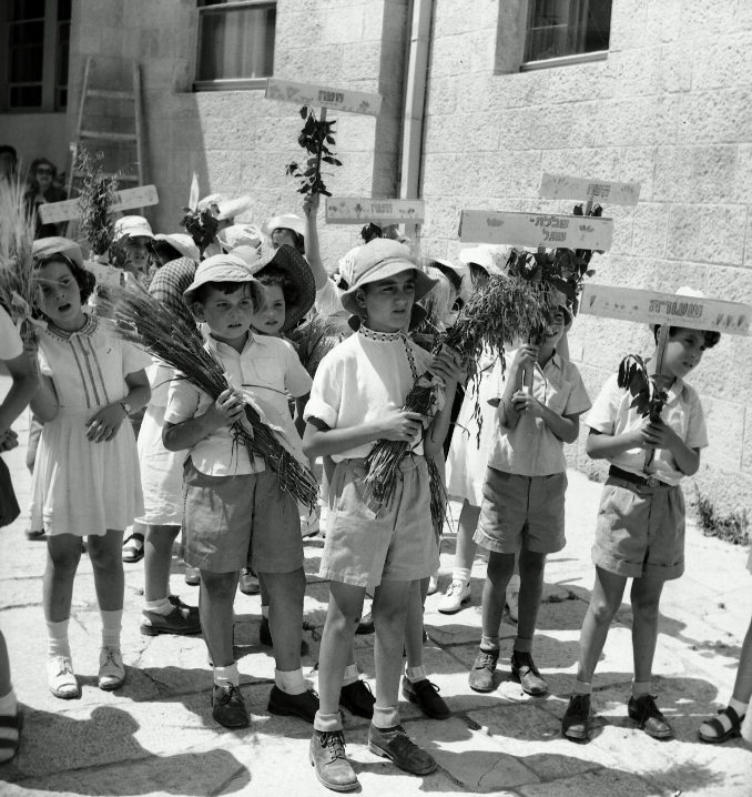 טקס הבאת ביכורים, ירושלים שנות ה-50. צילום: פריץ שלזינגר (NSC\102309)