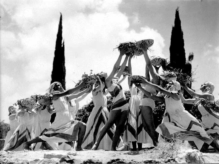 קבוצת נערות במופע מחול עם סלי ביכורים, חיפה 1932 (PHG\1001140) 