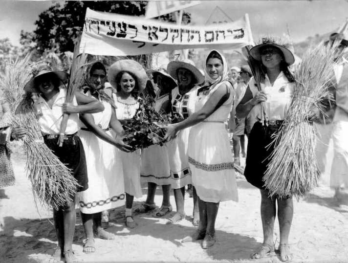 תלמידות בית הספר החקלאי בנהלל מביאות ביכורים, חיפה, 1932 (PHG\1001145)