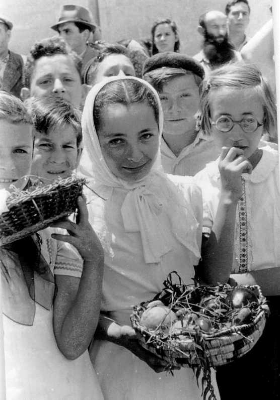תלמידות מחזיקות סל ביכורים בטקס ביכורים בחצר המוסדות הלאומיים בירושלים, 1947 (PHG\1009268)