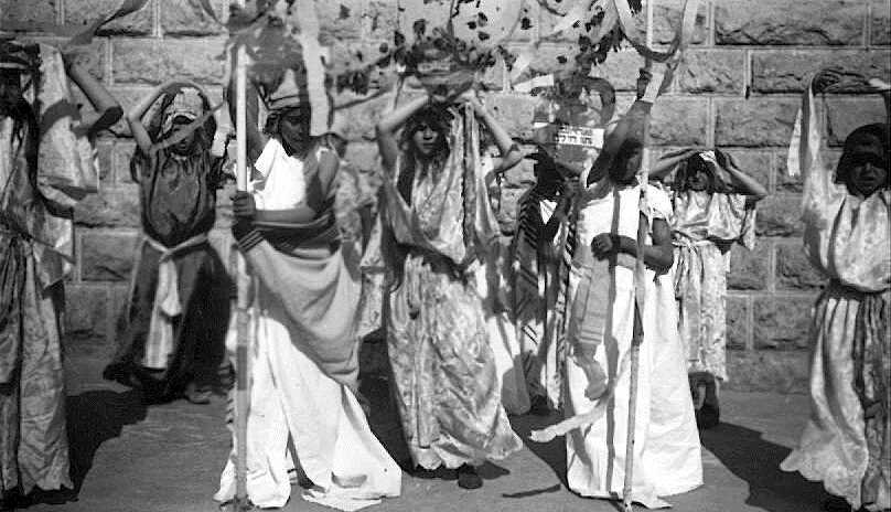 ילדי בית ספר בירושלים בהופעה לכבוד טקס הביכורים, שנות ה-30. אוסף קרן היסוד (PHKH\1302203)