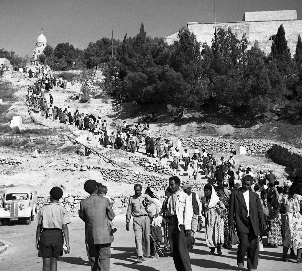 מעמד "הקהל" בירושלים: המשתתפים הולכים דרך הר ציון, מאוסף קרן היסוד (NKH\457172)