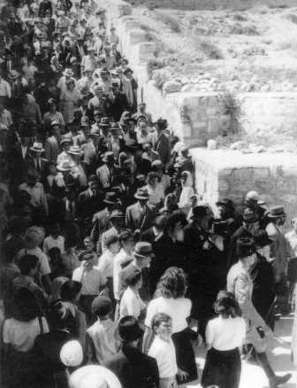 מעמד "הקהל" בירושלים: תהלוכה המונית אל הכותל המערבי, 1945 (PHG\1007264)