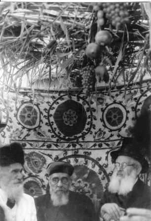 הרבנים הראשיים לארץ ישראל, יצחק הרצוג ובנציון עוזיאל, בסוכה בעיר העתיקה במהלך מעמד "הקהל", 1945 (PHG1007265)