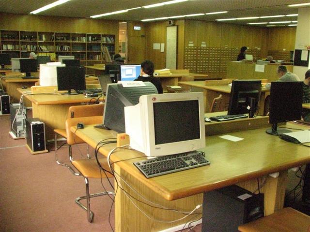 מחשבים באולם הקריאה של הארכיון