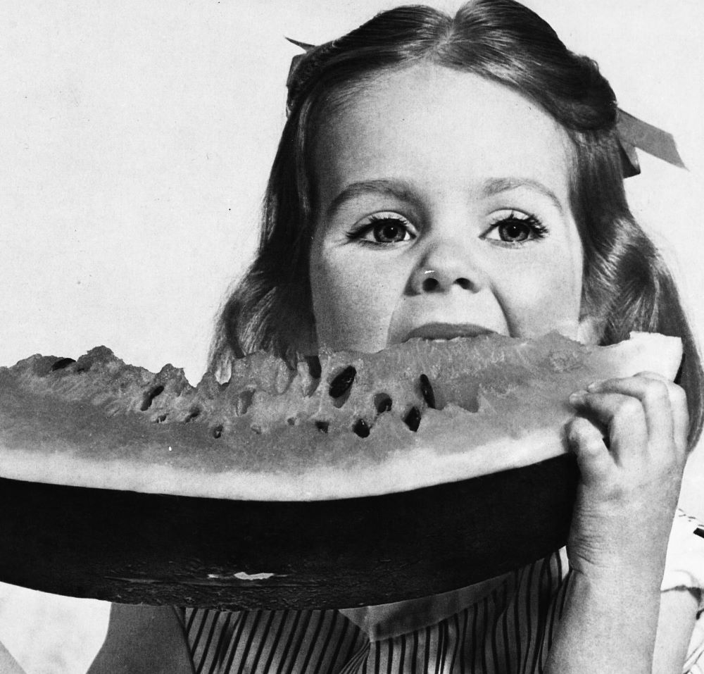 ילדה אוכלת אבטיח, צלם: חנן שדה 