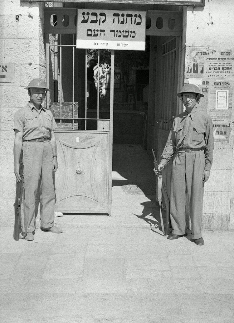 מתנדבי "משמר העם" בכניסה למחנה הקבע בירושלים, 1948 צילום: פריץ שלזינגר (NSC\143079​9)
