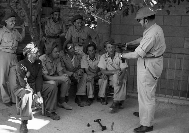 הדרכה ואימון בנשק של מתנדבי "משמר העם" בירושלים, 1948 צילום: פריץ שלזינגר (NSC\143088)