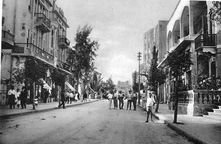 משמאל: פסז' פנסק, מימין: בנק אמריקה-פלשתינה, 1926. צילום: אברהם סוסקין (PHAL\1614170)