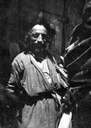 דמות ירושלמית בתוך אלבום המסע של אדולף פרידמן לארץ ישראל, 1903 (PHAL\1620017)