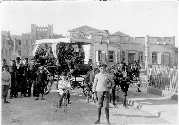 כרכרת דיליז'נס ברחוב הרצל, 1910 (PHG\1001950)