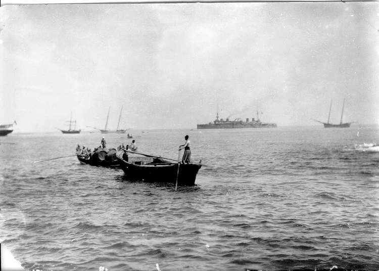 חביות יין מיקב ראשון לציון מובלות לאניות, נמל יפו, 1910 (PHG\1010638)