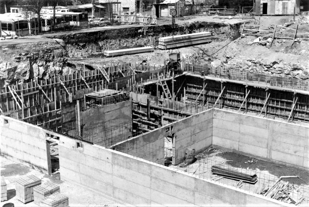 עבודות ההקמה של בניין הארכיון ליד בנייני האומה, ברקע חניון "אגד" והבתים בשכונת קרית משה,   מרץ 1986 (PHG\1027146)