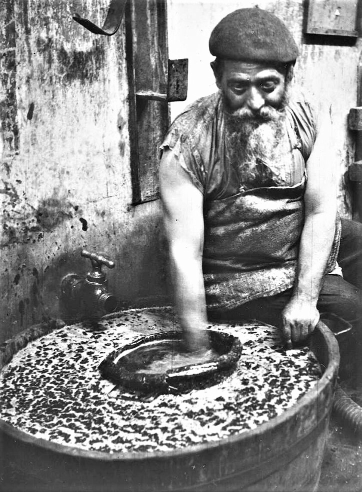 טיפול בתסיסת היין בחביות ביקב זכרון יעקב, 1936, אוסף קרן היסוד (PHKH\1261505)