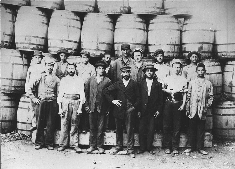 פועלי בית המלאכה לייצור חביות ב​יקב ראשון לציון, 1882, אוסף קרן היסוד (PHKH\1265092)