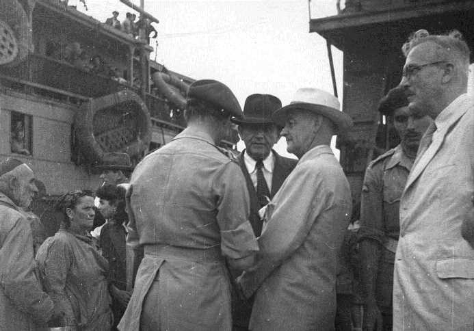 חברי הוועדה בנמל חיפה לצד האניה "אקסודוס", 18.7.1947 (PHG\1025052)